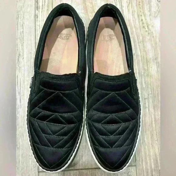 UGG Womens Fierce Deco Quilt size 6 - Picture 1 of 7